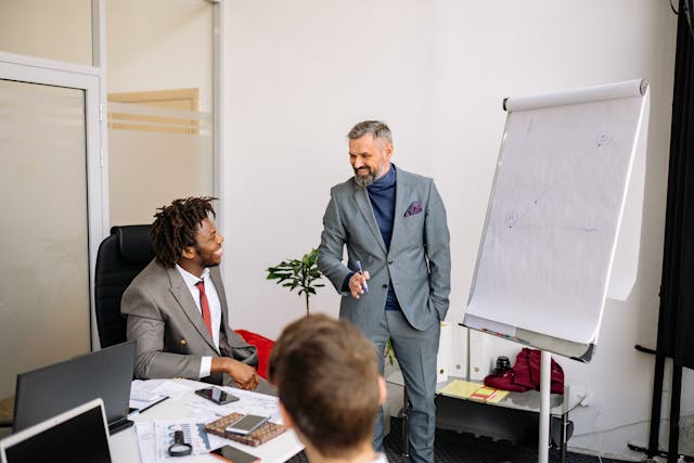 Mitarbeiter nehmen an einem Sprachtraining zur beruflichen Weiterbildung teil