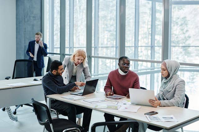 Multikulturelles Team bei hybriden Sprachkursen Besprechung