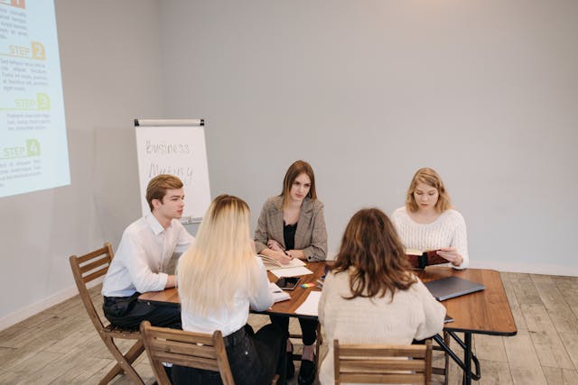 Professionelles Team in einer Business-Besprechung: Business English für internationale Kommunikation und globale Märkte
