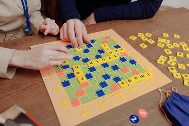 Gamification im Sprachlernen: Spielerisch Business English mit Scrabble-ähnlichen Spielen üben